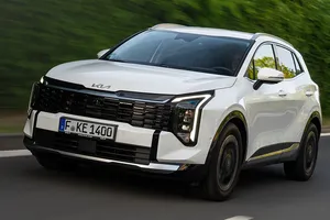 El KIA Sportage ya cuesta como un SUV chino, tiene 9.600 € de descuento y pone contra las cuerdas al Omoda 5 y al MG HS