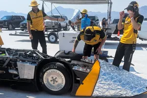 Volar a ras de suelo exige neumáticos fuera de lo normal: estos están preparados para superar los 650 km/h