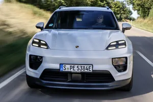 Porsche mueve ficha con el Macan eléctrico tras perder un 22 % de sus ventas, más equipamiento y hasta un 45 % de ahorro