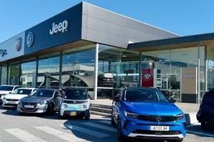 Stellantis abandona el modelo de agencia en España mientras Mercedes alarga su implantación
