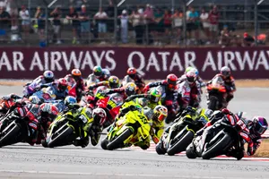 «Con esta degradación estoy fuera de los puntos». Los pilotos se temen lo peor en la carrera de MotoGP