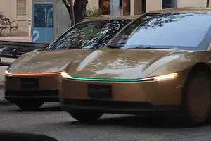 Una misteriosa luz verde ha aparecido en los faros de este Tesla: esconde uno de los próximos pasos de Musk con la conducción autónoma