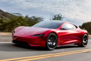 «Tesla necesita inyectar energía y emoción a los coches», el Tesla Roadster apunta a presentarse... ¡volando con cohetes!
