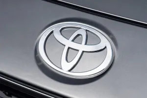 Toyota dispara un 75,6% su beneficio trimestral gracias al yen... y a Trump