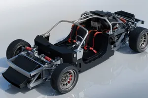 Un mismo coche, tres mundos opuestos: V12, V6 biturbo o eléctrico según elijas