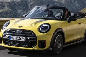 El MINI John Cooper Works Cabrio demuestra que todavía quedan deportivos de 231 CV con cuatro plazas y techo de lona