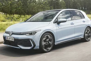 Volkswagen pone precio al nuevo Golf Hybrid, llega la versión híbrida que apunta al Toyota Corolla