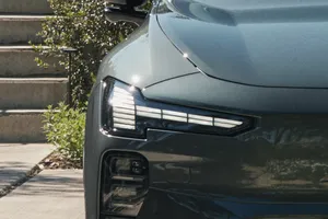 El Volvo EX60 obliga a sus clientes a pagar 7.300 euros más por un equipamiento que antes era de serie