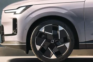 Volvo cambia quién manda en sus híbridos enchufables, la batería será protagonista y la gasolina, el plan B
