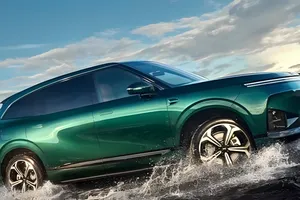 El Xpeng G9L debuta en el Salón de París con hasta 805 km de autonomía y apunta directamente al Cayenne y compañía