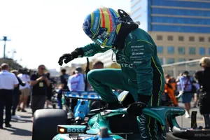 Alonso explota contra Honda en Bakú: «1.1 segundos en recta, no puede haber esta diferencia»