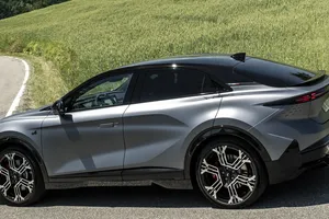 El Alpine A390 se estrella contra la realidad, Renault reduce a la mitad la producción de su SUV eléctrico premium