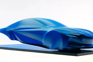 Alpine muestra la silueta del futuro A110 en una escultura que viajará al Salón de París