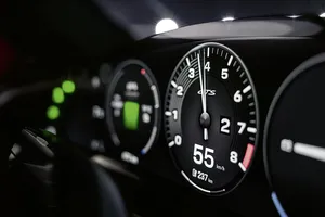 Un coche eléctrico de más de 1.000 CV puede tener solo 223 CV en la tarjeta de la ITV, la norma de Europa que casi nadie conoce