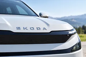 Los coches están diciendo adiós al logotipo: cada vez más marcas prefieren algo mucho más sencillo