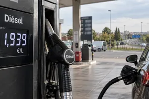 El diésel vuelve a acercarse a los 2 euros en España y 2027 amenaza con traer otra fuerte subida