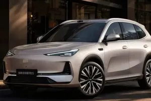 El Geely E5 pasa de 218 a 329 CV y su nueva batería apunta al entorno de los 520 km WLTP