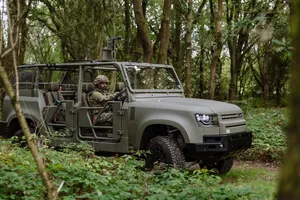 El lobo sale a cazar de nuevo: vuelve el Land Rover Defender Wolf para el ejército