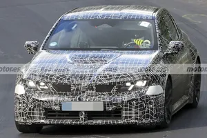 El BMW M3 eléctrico demuestra de lo que es capaz en Nürburgring, derrapada al límite y un Xiaomi SU7 detrás