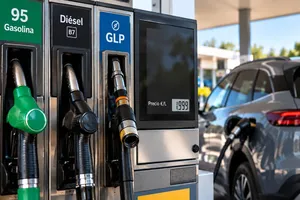 Gasolina y diésel rozan los 2 euros, el GNC les sigue de cerca y el GLP resiste en 1,10 euros