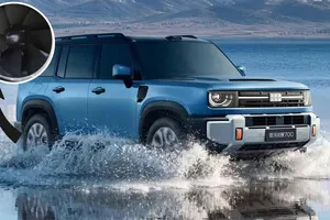 Geely crea un SUV de 1.113 CV que puede nadar: tiene dos hélices para navegar por el agua