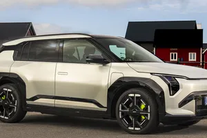 Marchas que no existen y un escape que es un altavoz: los Kia GT fingen ser gasolina hasta las 7.000 rpm