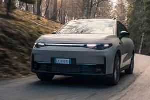 El nuevo Leapmotor C10 2027 llega con más autonomía y potencia, carga mejorada y tecnología ampliada