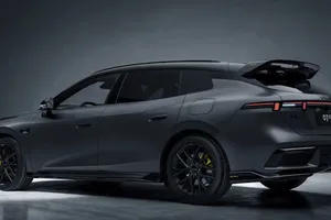 El Lynk & Co 07 GT aterriza en París con 523 CV, un Shooting Brake PHEV que demuestra que los familiares no están muertos