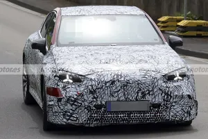 El Mercedes Clase C eléctrico de AMG ya enseña sus armas, estéticas y una puesta a punto para recuperar el terreno perdido con el PHEV