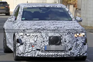 El Mercedes-AMG E 63 eléctrico se deja ver más destapado en Nürburgring, tendrá hasta 1.000 CV pero todavía tiene mucho trabajo por delante