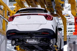 El nuevo Mercedes GLA entra en producción, con 700 km de autonomía primero e híbrido en 2027