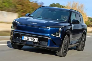 El KIA Sportage eléctrico baja 6.900 € y se planta a precio de BYD Seal U con más autonomía y maletero
