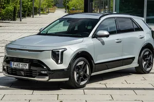 El nuevo KIA Niro híbrido cuesta 5.200 € menos que el Toyota C-HR y además tiene un menor consumo