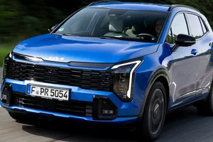 El Toyota Corolla Cross de KIA baja 11.000 €, el Sportage híbrido desafía a MG con más potencia y un precio igual de barato