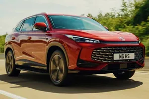 MG le pega un tijeretazo de casi 13.000 euros al HS PHEV: eso y sus 100 km eléctricos ponen a BYD y Geely a hacer cuentas