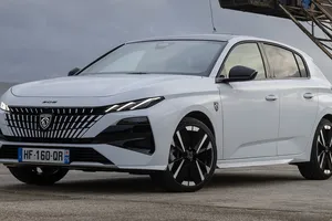 El Peugeot 308 con etiqueta ECO baja más de 8.000 € y deja fuera de juego al SEAT León