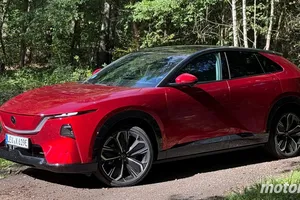 He probado el Mazda CX-6e y, por menos de 50.000 euros, sorprende lo que un SUV eléctrico puede hacerte disfrutar al volante