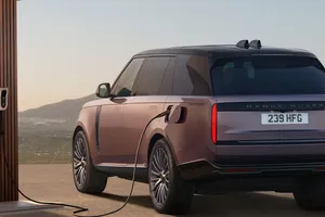 El Range Rover eléctrico ya está aquí, 550 CV y 600 km de autonomía convierten al SUV de lujo en un misil