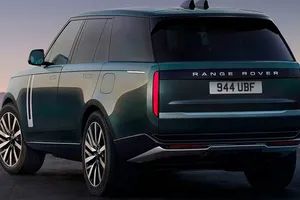 En un Range Rover de más de 160.000 euros, pasarse al eléctrico cuesta «solo» 7.050 euros más que elegir el PHEV