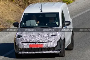 Cazado el nuevo Renault Kangoo 2027, la renovación del rival del Citroën Berlingo se deja ver en sus primeras fotos espía