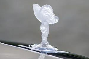 La famosa estatuilla de Rolls-Royce tiene un problema inesperado, quien fabrica el mecanismo que la esconde está en concurso de acreedores