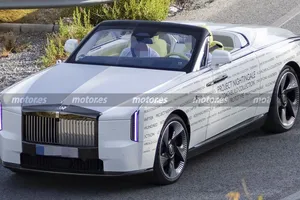 Cazado sin disfraz, el Rolls-Royce Project Nightingale aparece por primera vez en carretera y verlo es casi imposible