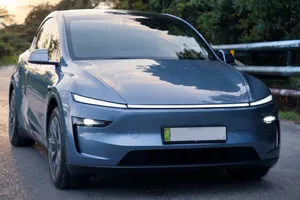 Tesla no soluciona el problema del Model Y L, pero rebaja en el manual la altura que considera normal