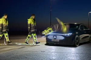La ropa que ayuda a verte puede confundir al frenado automático: el ADAC descubre un fallo de seguridad