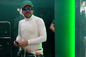 Alonso celebra su renovación con la mejor clasificación del año: «Disfrutemos»