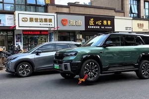 Un cepo en la rueda no es obstáculo para este BYD en China: así puede moverse sobre tres ruedas