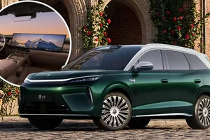 BYD convierte el salpicadero en un cine: 35,4 pulgadas de pantalla principal y 30 más en panorámico