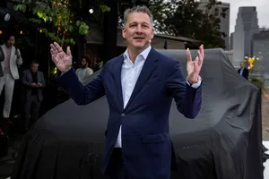 El CEO de Audi, acusado de romper su propio código de conducta al compartir escenario con Trump