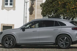 Mercedes no da abasto con sus eléctricos y prepara un GLC 200 con casi 500 km para llegar a más clientes