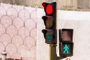 La DGT, obligada a matizar su propia norma: excepciones en los semáforos que permitirán el ámbar intermitente